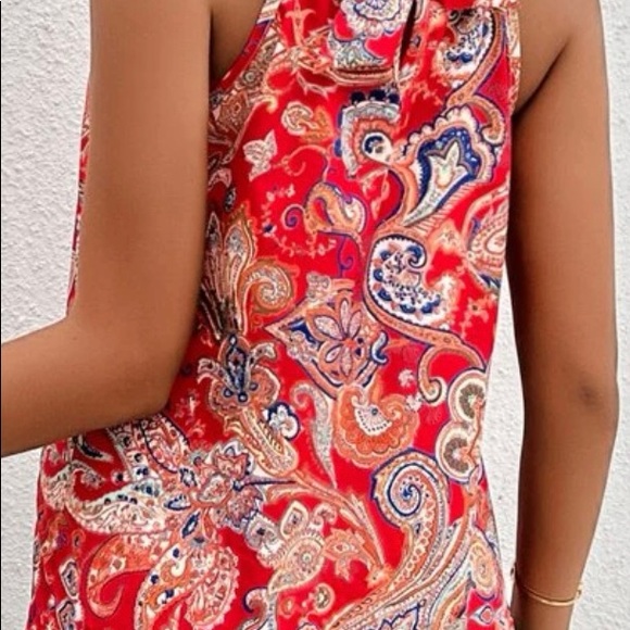 Cute halter top - Picture 4 of 4